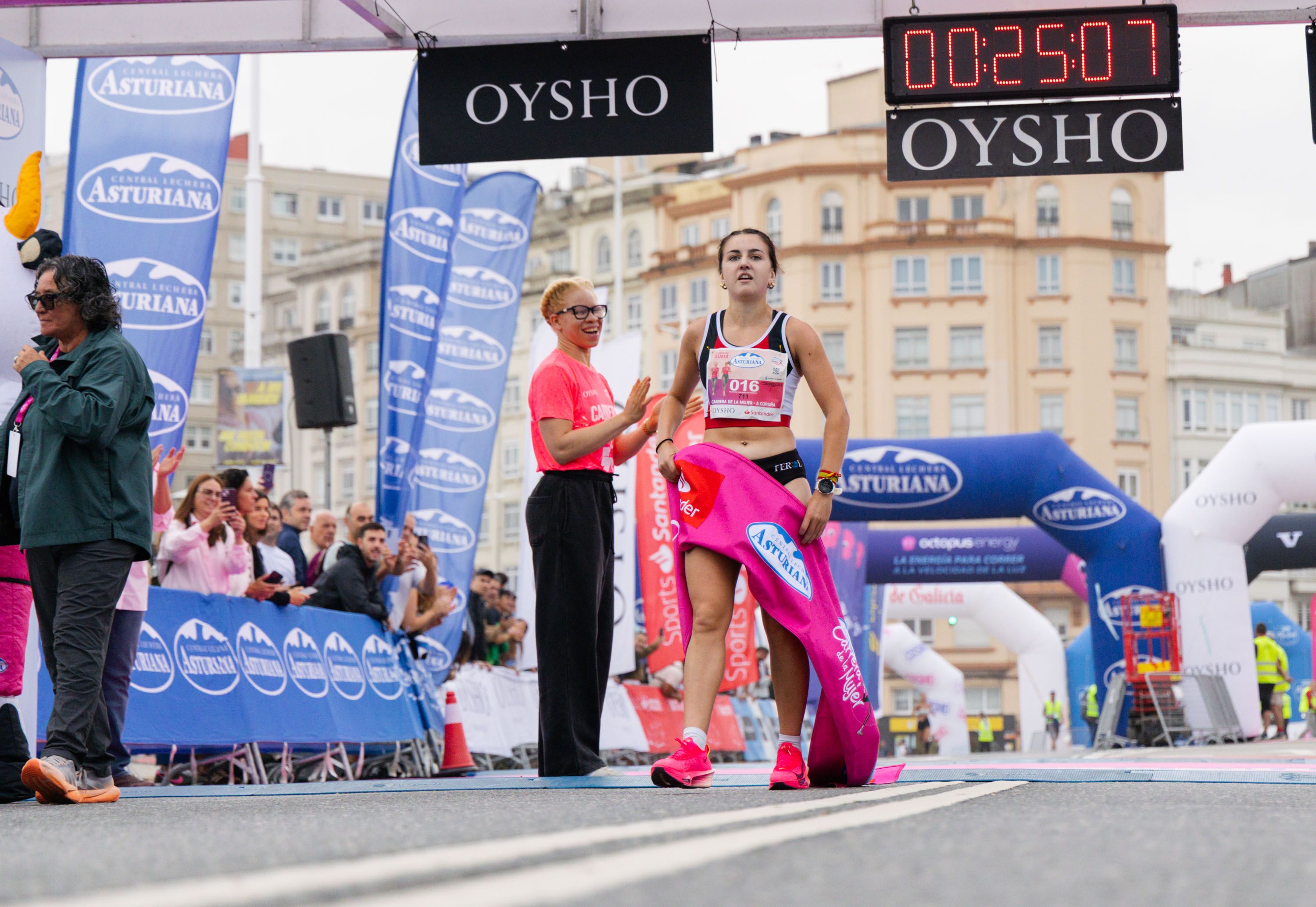 Las mejores fotos de la Carrera de la Mujer Central Lechera Asturiana de A Coruña. 202