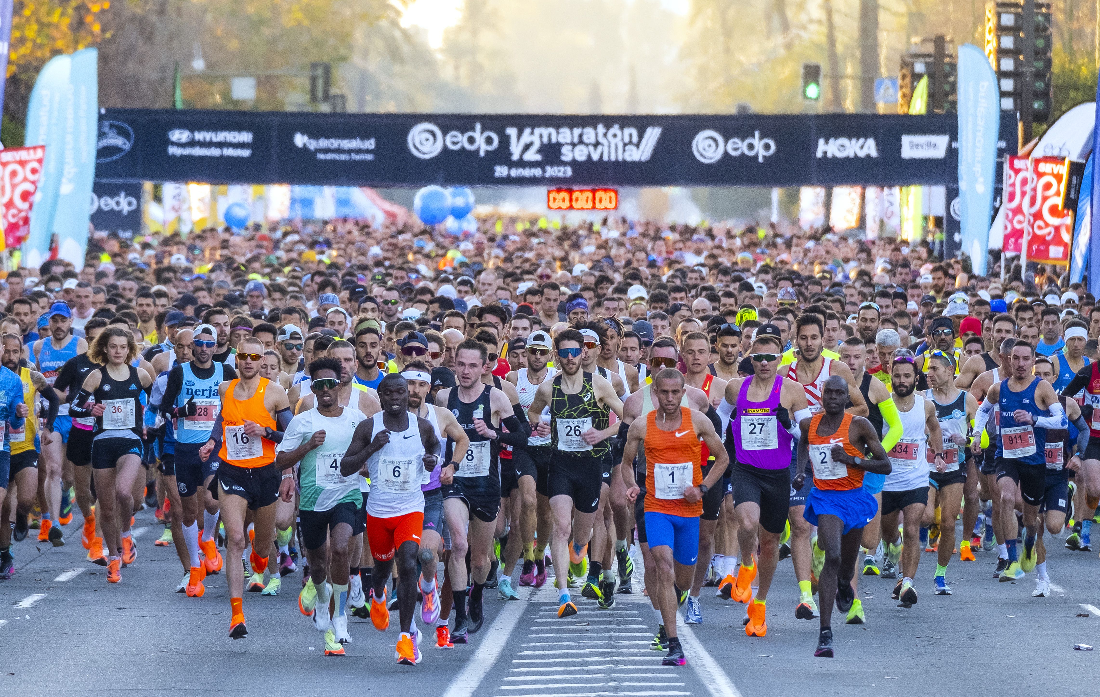 Imagen de la salida del Medio Maratón de Sevilla