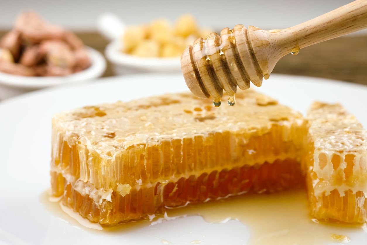 La miel es uno de los mejores antibióticos naturales que existen.