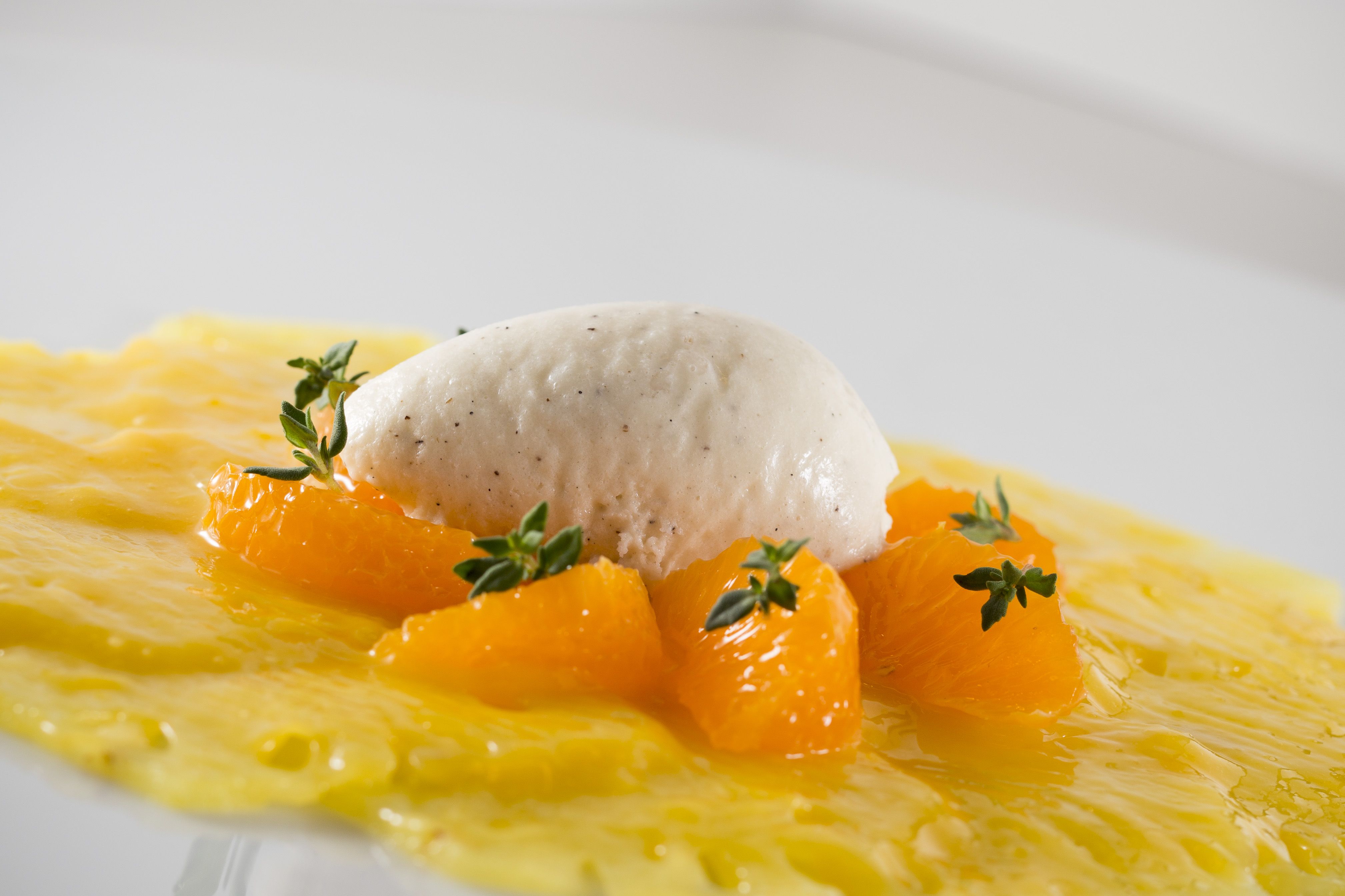 Carpaccio de piña, mandarina y helado de vainilla
