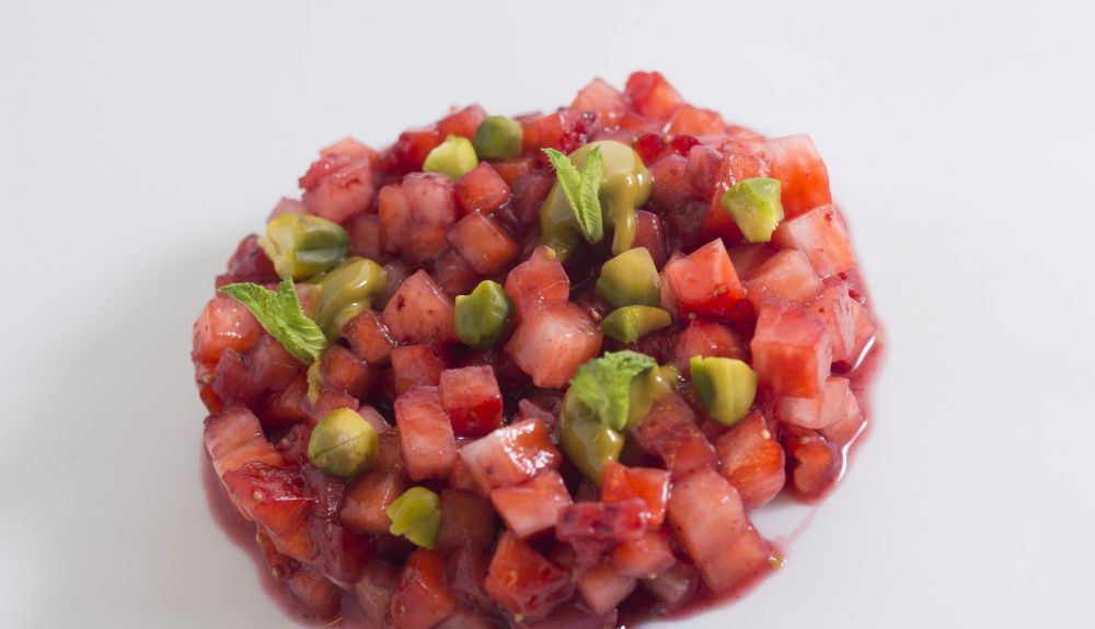 Tartar de fresas con pistachos y menta fresca
