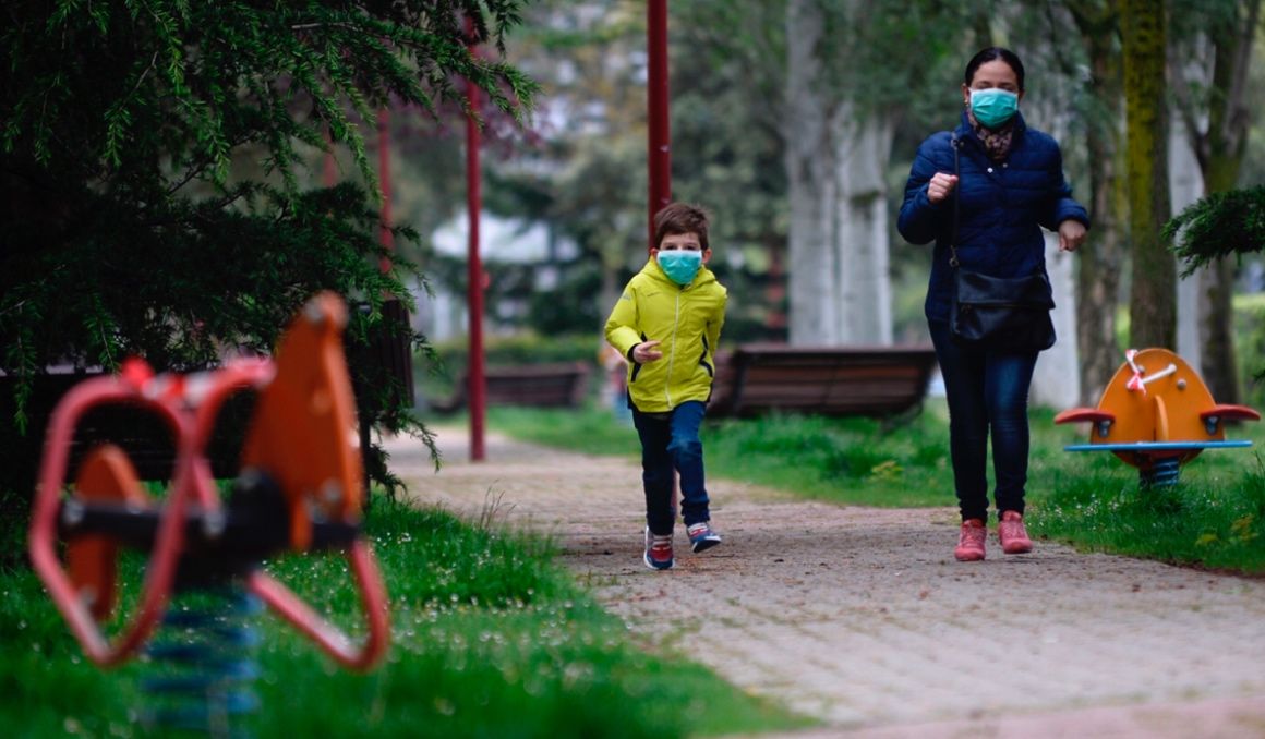 Un niño protegido con una mascarilla corre esta mañana por un parque de la ciudad de Valladolid. Foto: EFE