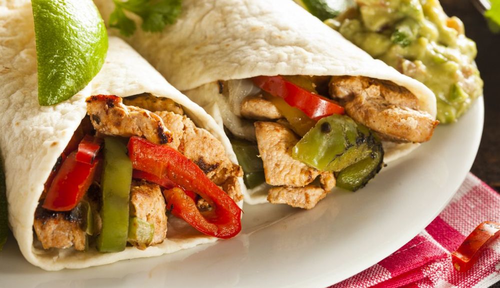 Fajitas de pollo con verduras y aguacate Fajitas de pollo con verduras y aguacate