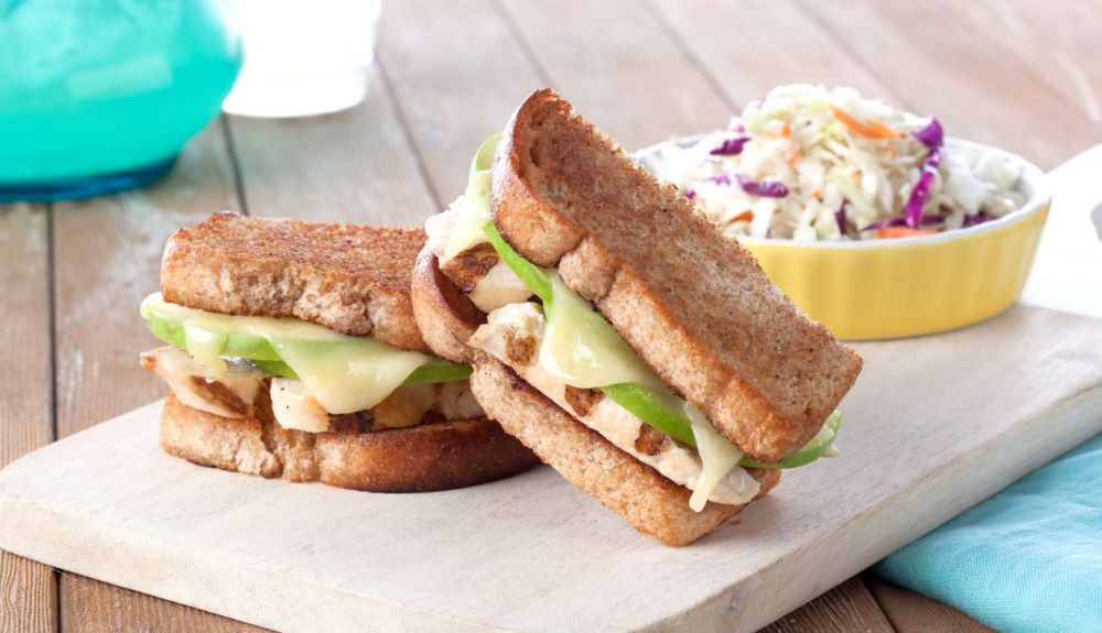 Sándwich con pollo y manzana Sándwich con pollo y manzana