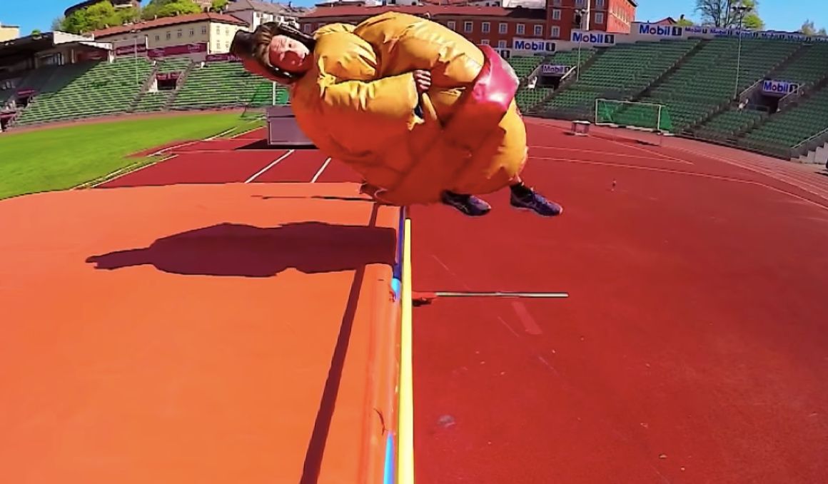 El salto de altura en el "decathlon" de Warlhom con disfraz de sumo. El salto de altura en el "decathlon" de Warlhom con disfraz de sumo.