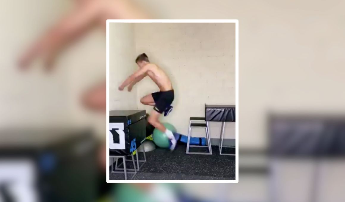 Marcos Llorente durante el salto vertical a la pata coja.