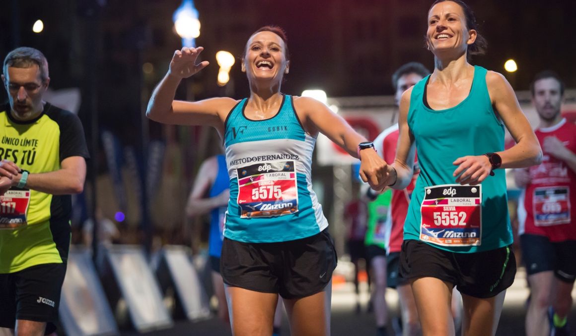 Dos corredoras en el EDP Bilbao Night Marathon. FOTORUNNERS.