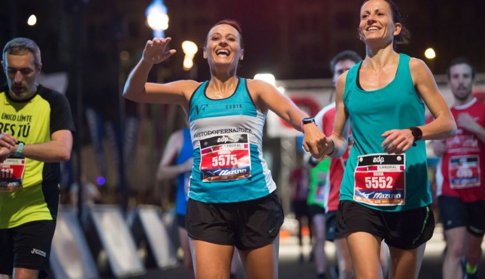 Dos corredoras en el EDP Bilbao Night Marathon. FOTORUNNERS.