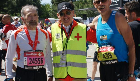 Ángel de la Rubia, en el centro, junto al catedrático de Economía José Rodríguez Carrasco (de blanco) y Antonio Gallardo, dos leyendas del EDP Rock 'n' Roll Madrid Maratón & 1/2. Ángel de la Rubia, en el centro, junto al catedrático de Economía José Rodríguez Carrasco (de blanco) y Antonio Gallardo, dos leyendas del EDP Rock 'n' Roll Madrid Maratón & 1/2.