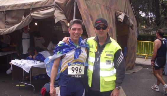 Los pies de los maratonianos que desafían a Filípides en Madrid están muy buenas manos. Los pies de los maratonianos que desafían a Filípides en Madrid están muy buenas manos.
