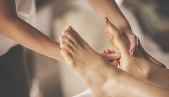 Masajear tus pies, una costumbre que los dotará de mucha salud. Masajear tus pies, una costumbre que los dotará de mucha salud.