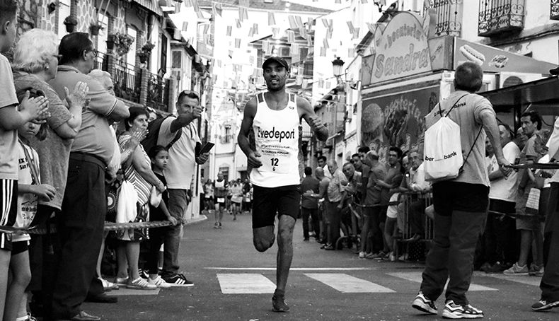 Jaouad El Bissis llegando a meta en la Carrera Popular San Pablo de los Montes (Toledo). | Foto: Juan Iniesto
