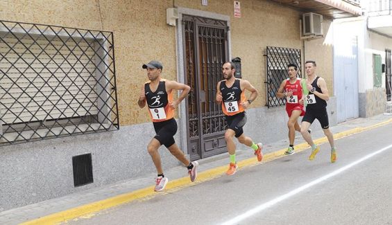 Con el dorsal 1, liderando la carrera de su pueblo, Chozas de Canales. | Foto: Juan Iniesto