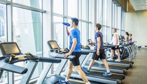 El reposabrazos de la cinta de correr: prohibido. El reposabrazos de la cinta de correr: prohibido.