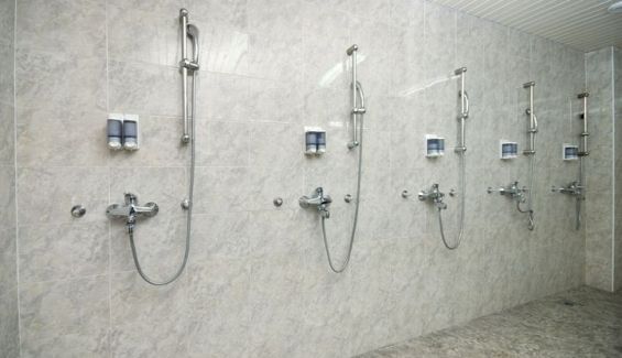 Mucho cuidado con los suelos de las duchas de gimnasio. Mucho cuidado con los suelos de las duchas de gimnasio.