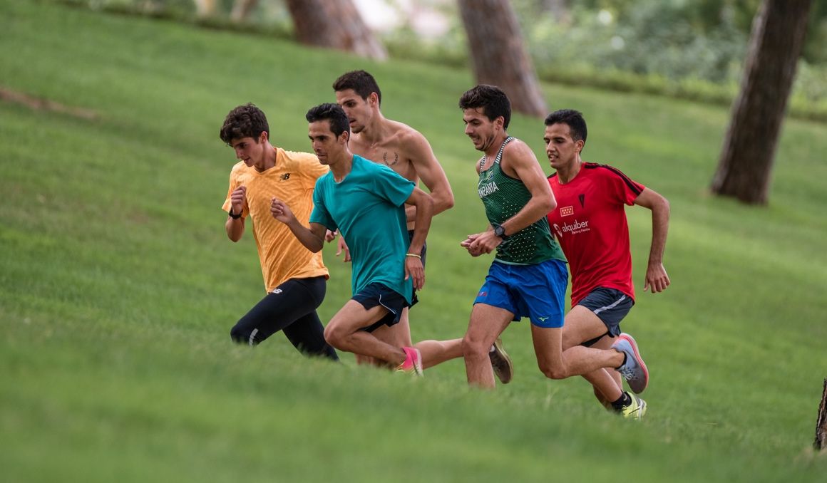 Un grupo de corredores en una cuesta en el Parque del Oeste de Madrid. Foto: Sportmedia.