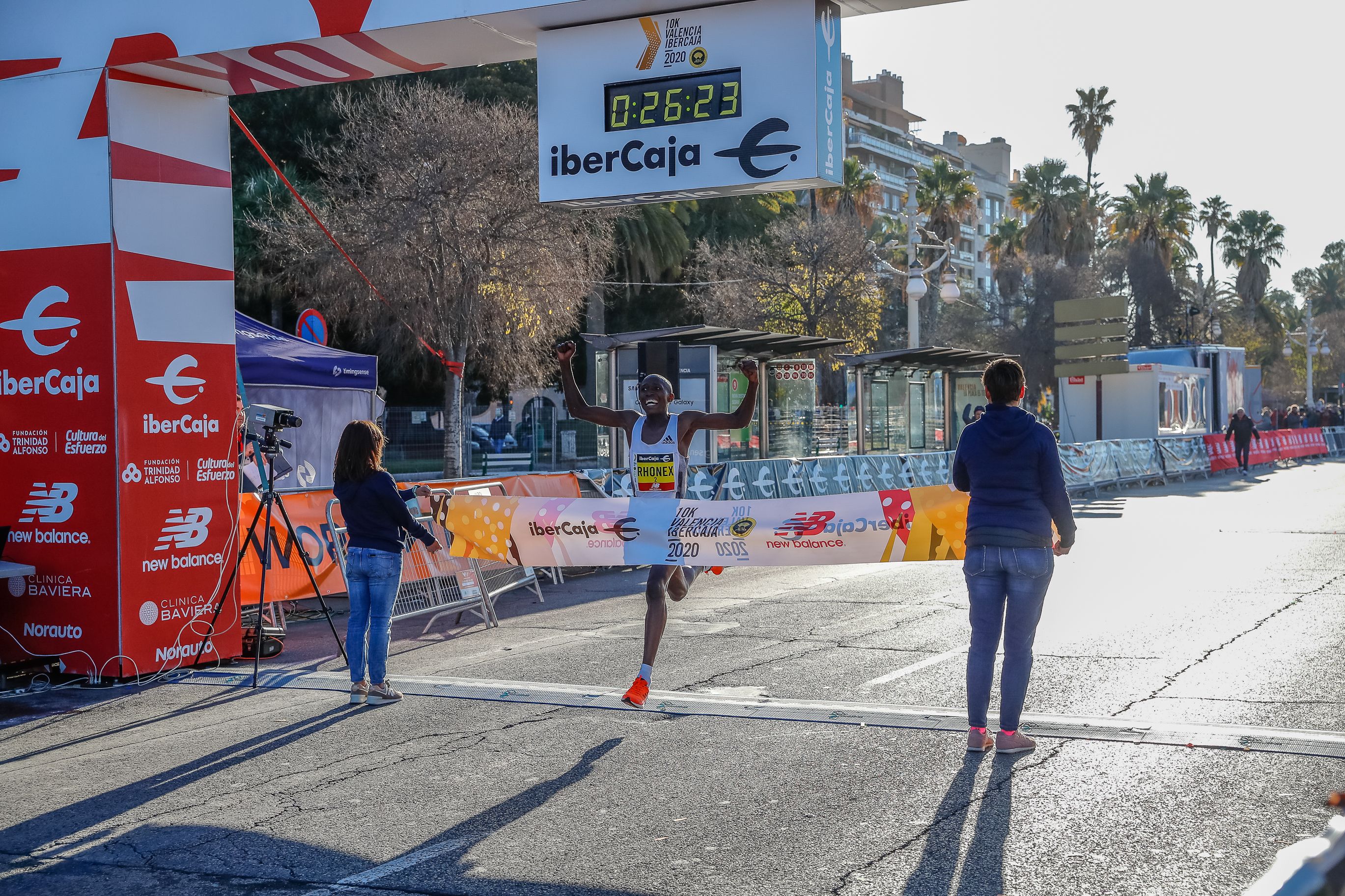 El keniano Rhonex Kipruto cruzando la meta tras batir los récords mundiales de 5 y 10 km en Valencia en 2020. 10K VALENCIA.