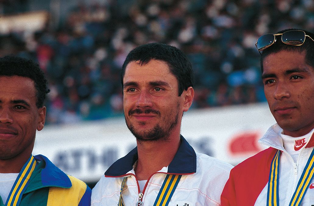 Martín Fiz, tras ganar el maratón, en lo alto del podio de Gotemburgo 1995.