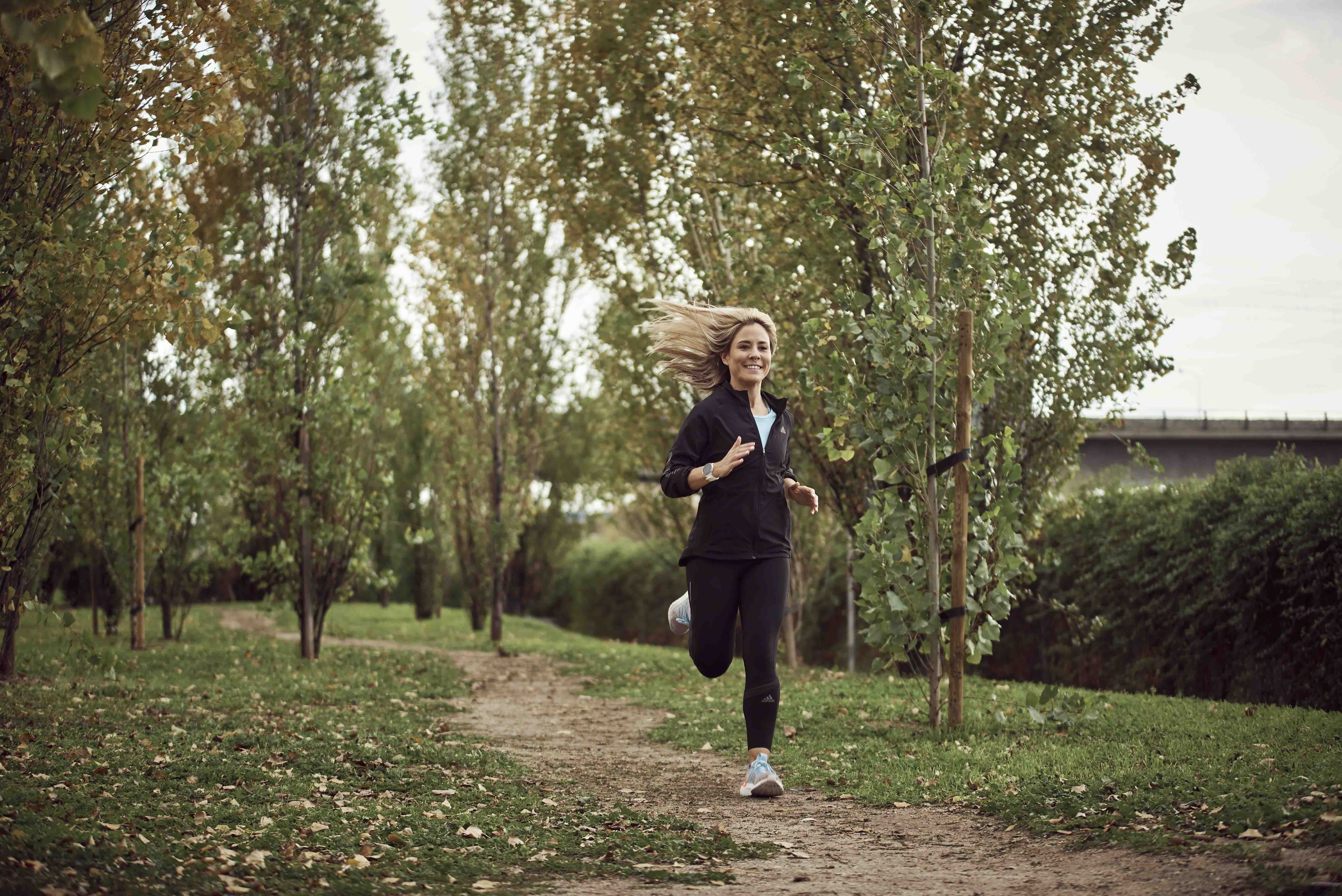 Correr, ser feliz, y ayudar a los demás a serlo; en esto está Elena Román. | Foto: Adolfo Callejo