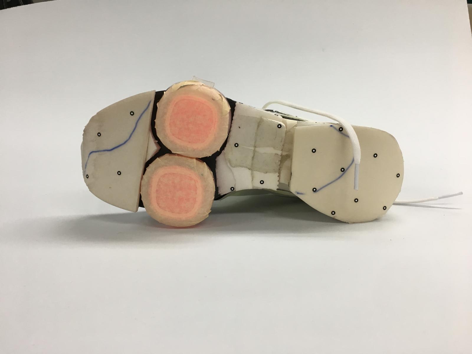 El prototipo de la suela se preparó con cinta adhesiva