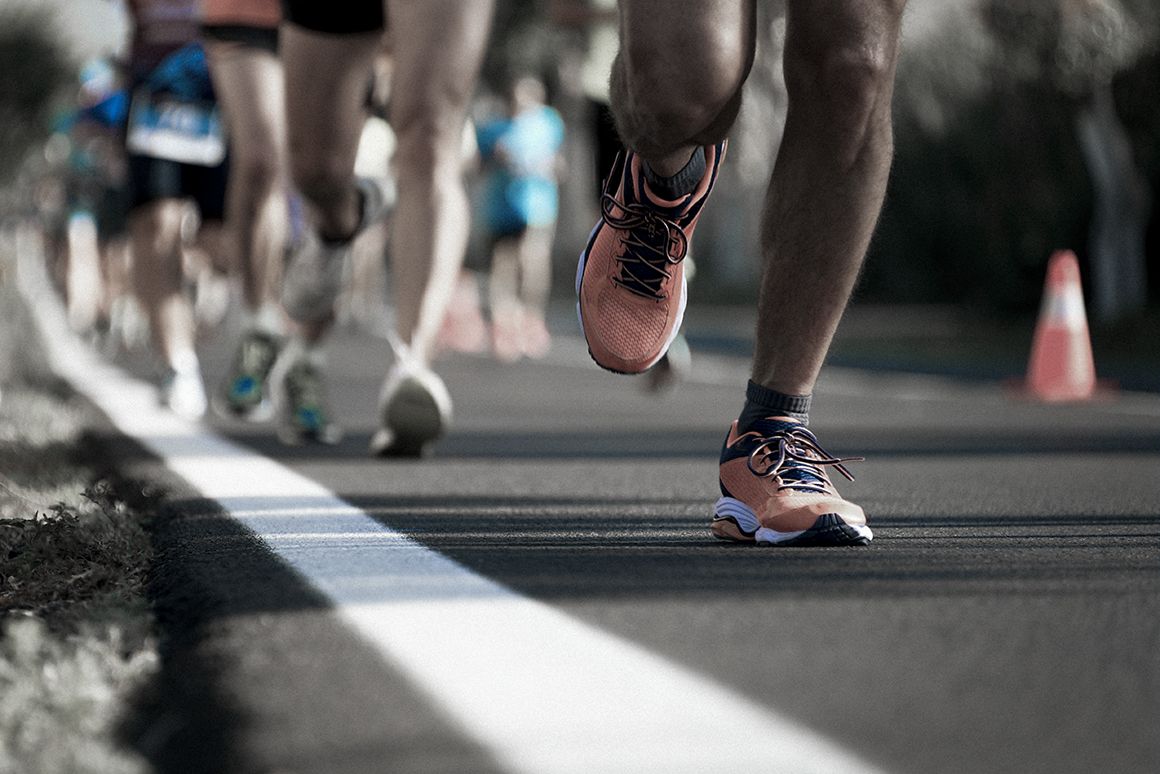 El medio maratón no es ninguna broma; impide que tus piernas la pifien preparando esta carrera. El medio maratón no es ninguna broma; impide que tus piernas la pifien preparando esta carrera.