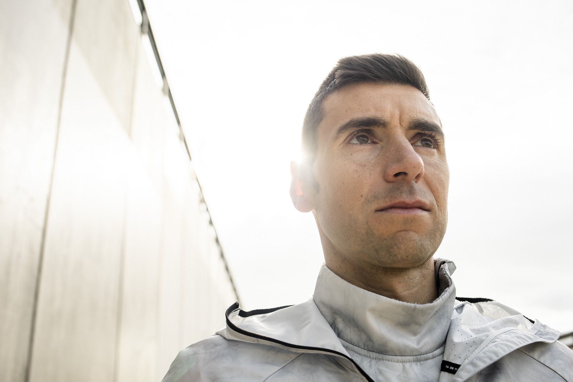 El atleta Camilo Santiago en una sesión fotográfica. Foto: Bárbara Sánchez-Palomero