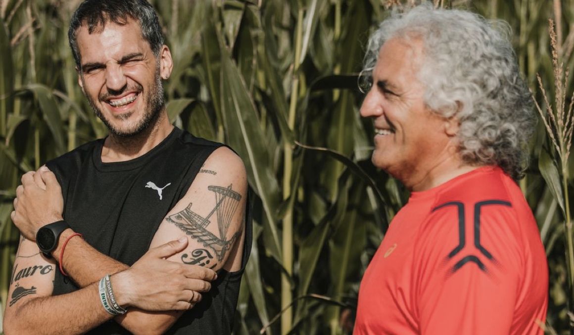 El único día que Antonio Agredano no escuchó canciones mientras corría fue por una buena causa; le acompañaba su padre. Eso sí, ambos parecían miembros de un grupo de rock. Foto: David Molina.