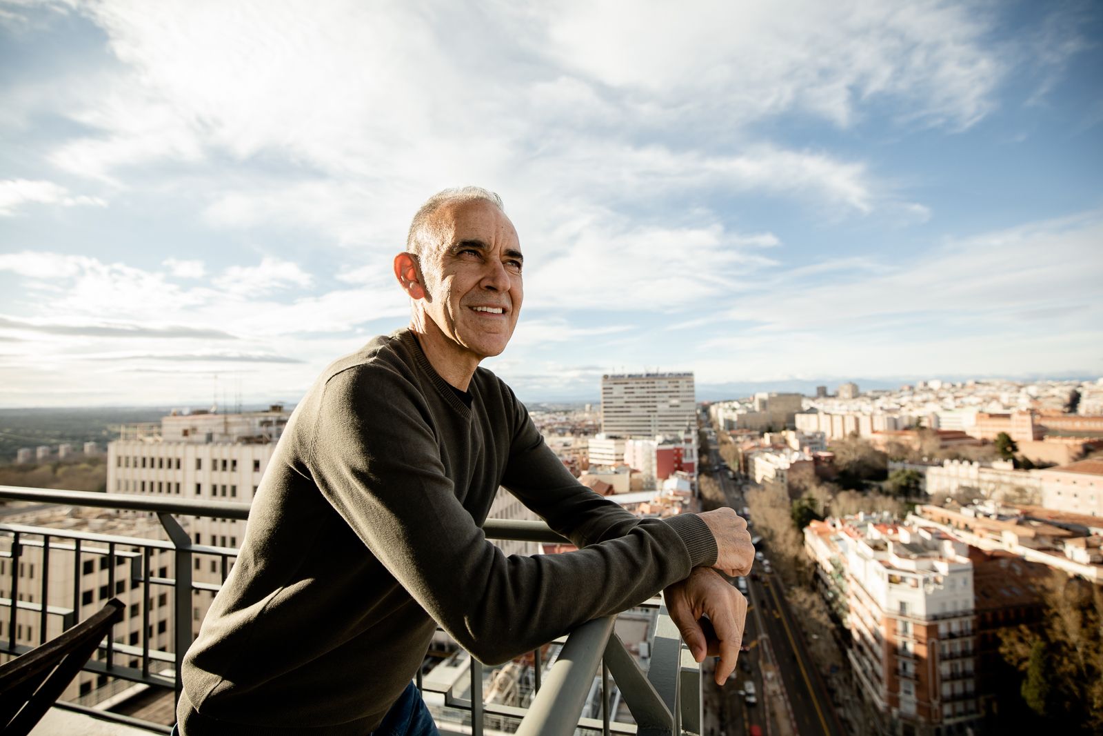El doctor Hernán Silván, antes del confinamiento, cuando la mascarilla solo estaba circunscrita a su actividad profesional. | Foto: Bárbara Sánchez Palomero