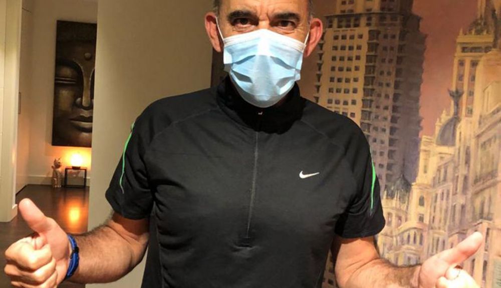 El doctor Hernán Silván con el modelo de mascarilla quirúrgica con el que siempre sale a correr.