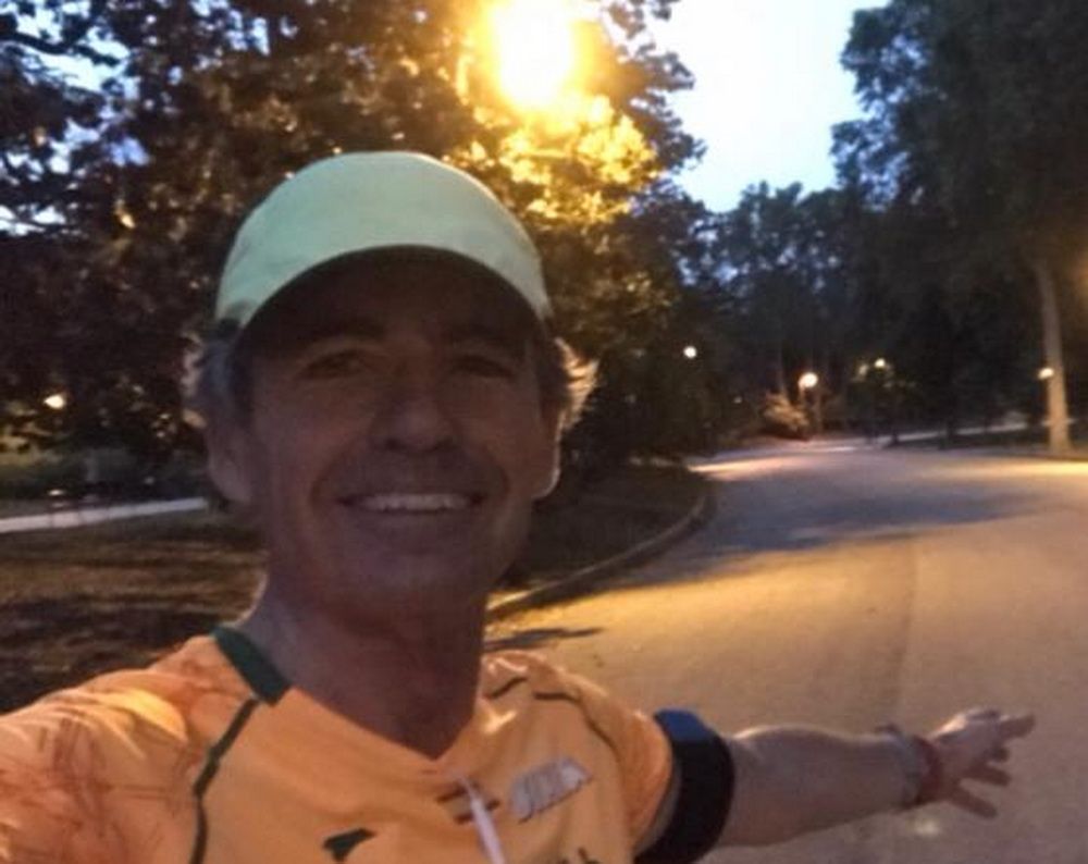 Ángel Serrano, el primer corredor en entrar al Retiro en su reapertura.