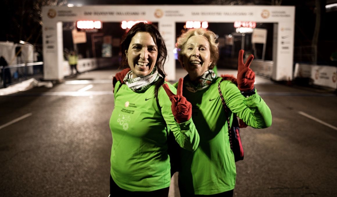 Sandra Vizcaíno y Sol Alonso inmortalizando su primera presencia en la San Silvestre Vallecana. Foto: Bárbara Sánchez-Palomero.