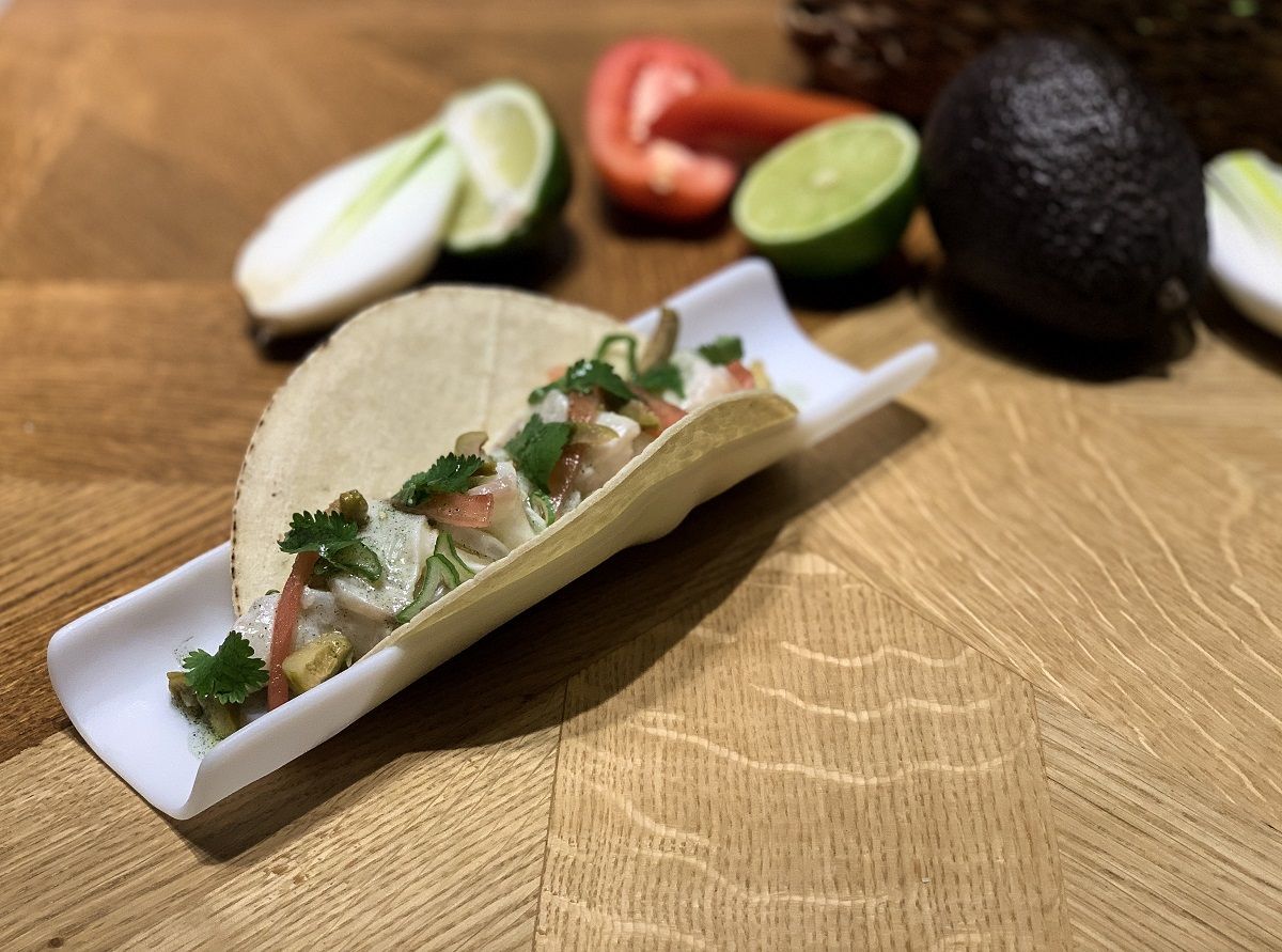 Taco de maíz con ceviche de lubina y espirulina