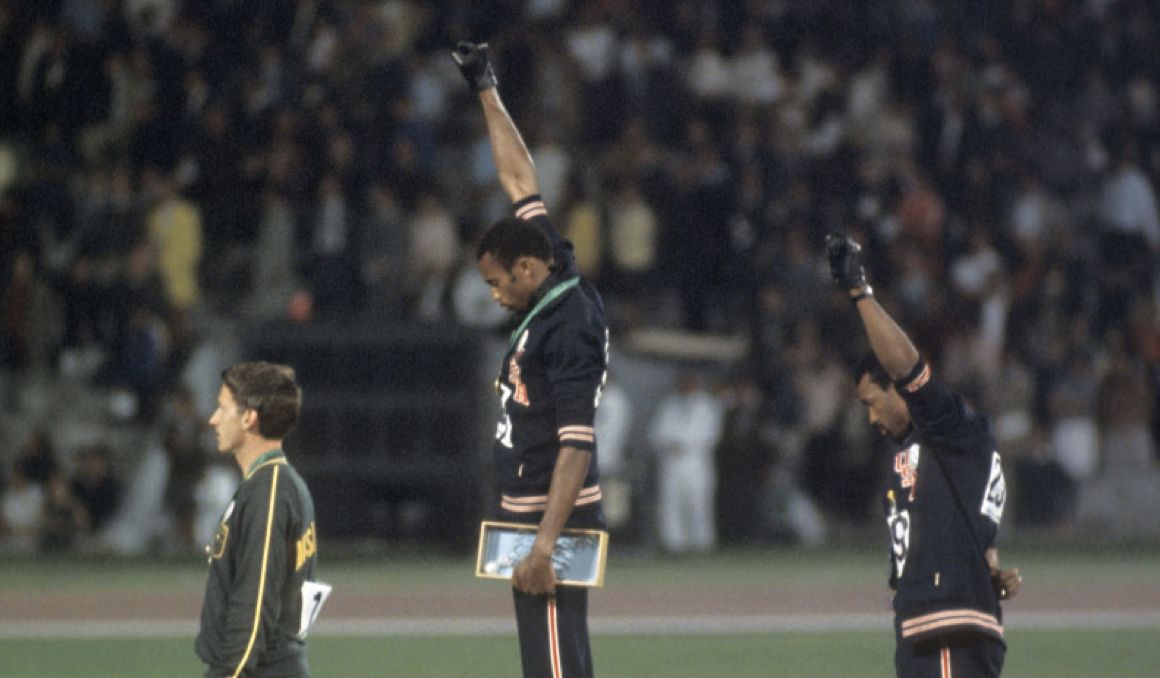 Icónica imagen en los Juegos Olímpicos de 1968 con el puño arriba. Foto: COI.