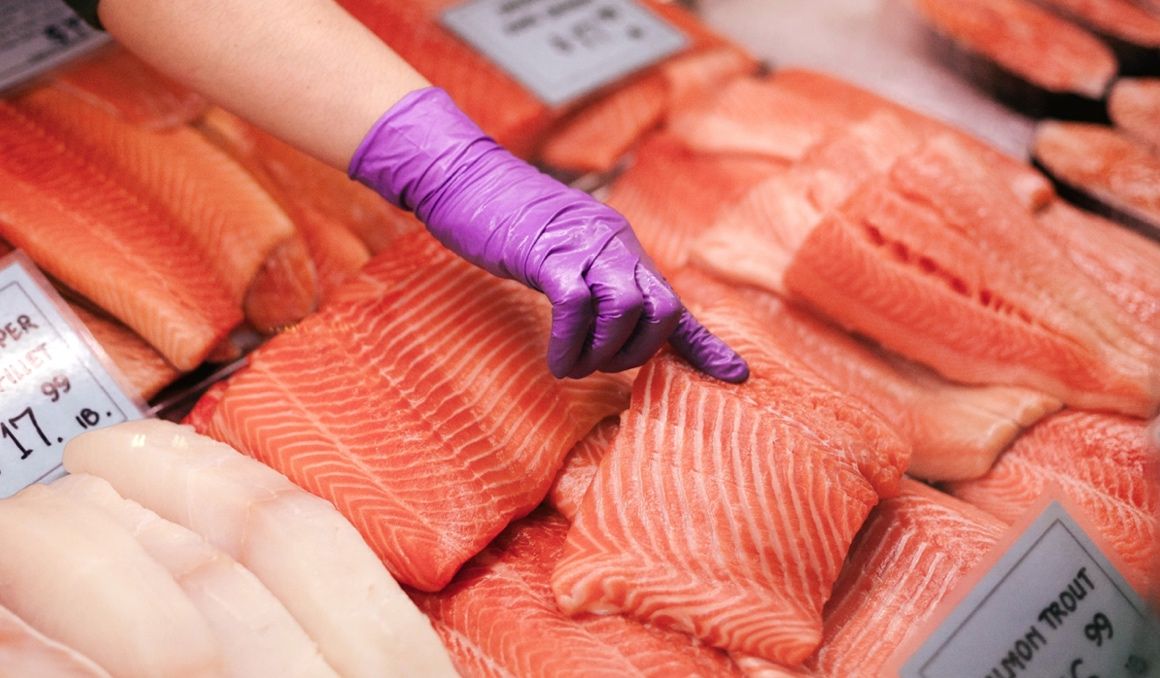 El salmón es uno de los pescados azules más comunes. Foto: Colin Czerwinski.