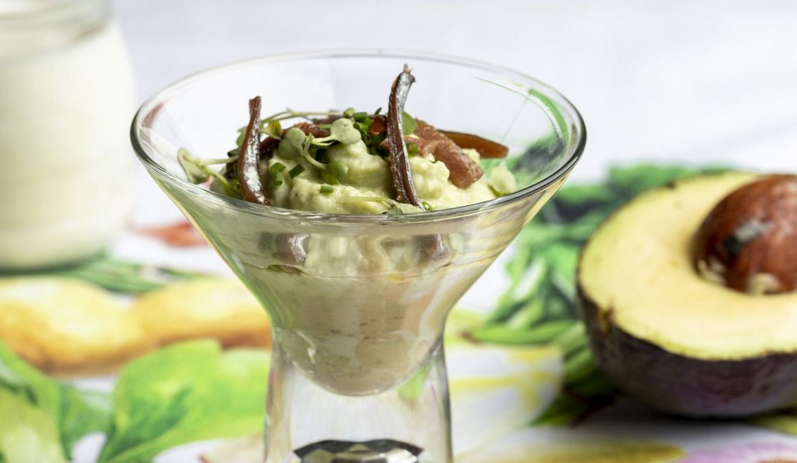 Yogurt de aguacate con anchoas