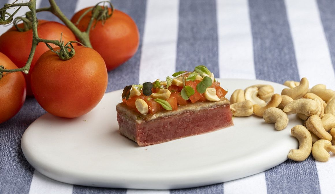 Atún con tomate y anacardos