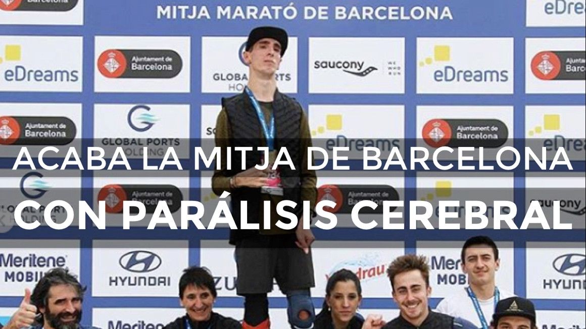 Àlex Roca con su equipo de apoyo en el pódium de la eDreams Mitja Marató de Barcelona | soycorredor.es