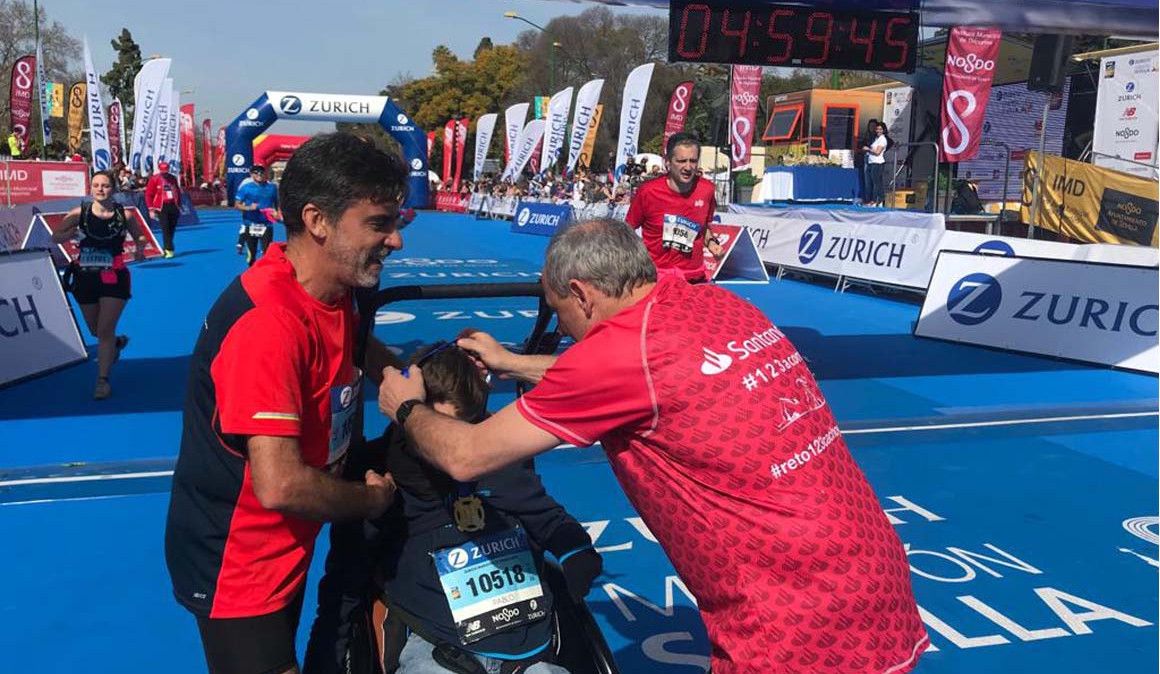 Pablo Roas y su padre José Manuel entrando en la meta