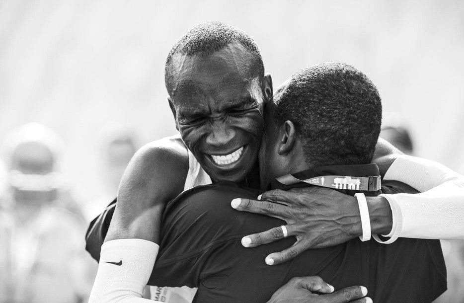 Eliud Kipchoge abrazando a su entrenador Patrick Sang tras conseguir el récord del mundo | NN Running Team