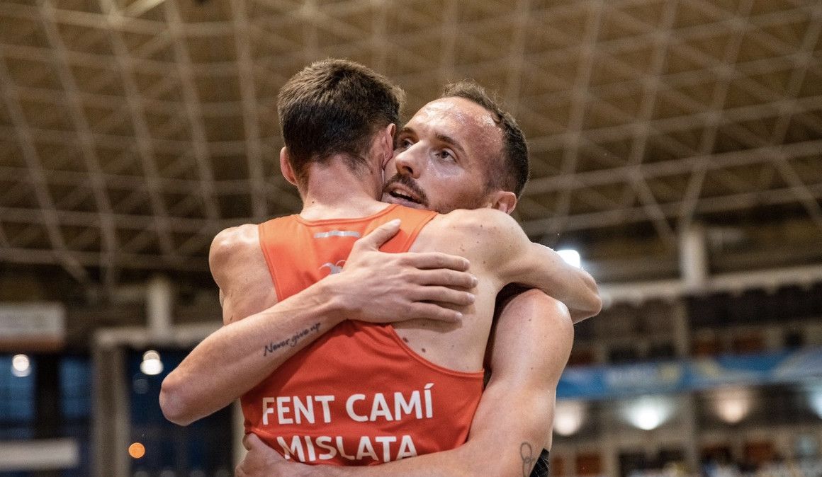 Toni Abadía y David Palacio se abrazan tras los 3.000 m del GP de Valencia | Sportmedia