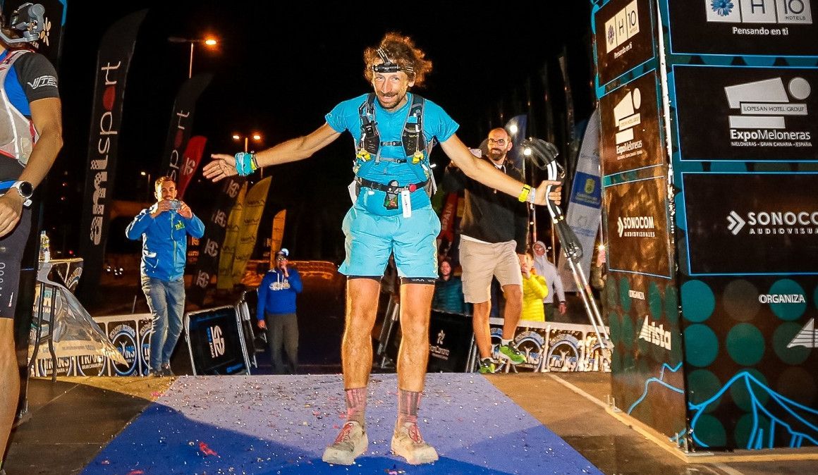 Papi cruza la meta de Maspalomas (Gran Canaria) en la madrugada de este domingo tras completar la segunda de las carreras | EFE