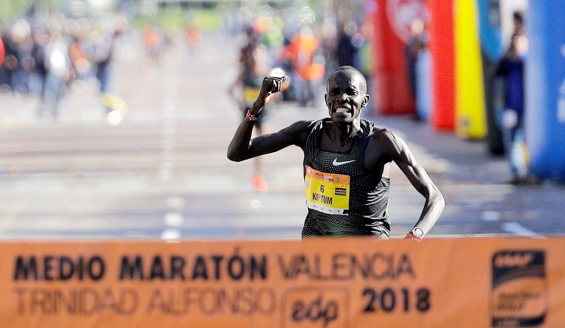 Imagen de Kiptum cuando batió el récord del mundo de medio maratón en Valencia | EFE