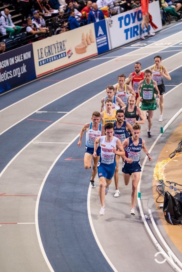 Jakob Ingebrigtsen durante su serie de 3.000 metros, en la que pasó con facilidad a la final. Detrás, el español Artur Bossy | Sportmedia