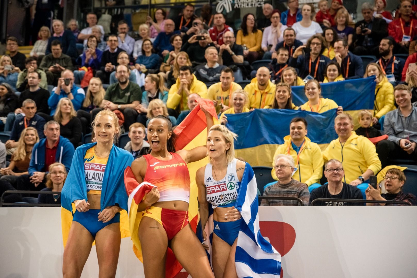 Ana Peleteiro celebra el título con sus compañeras de podio