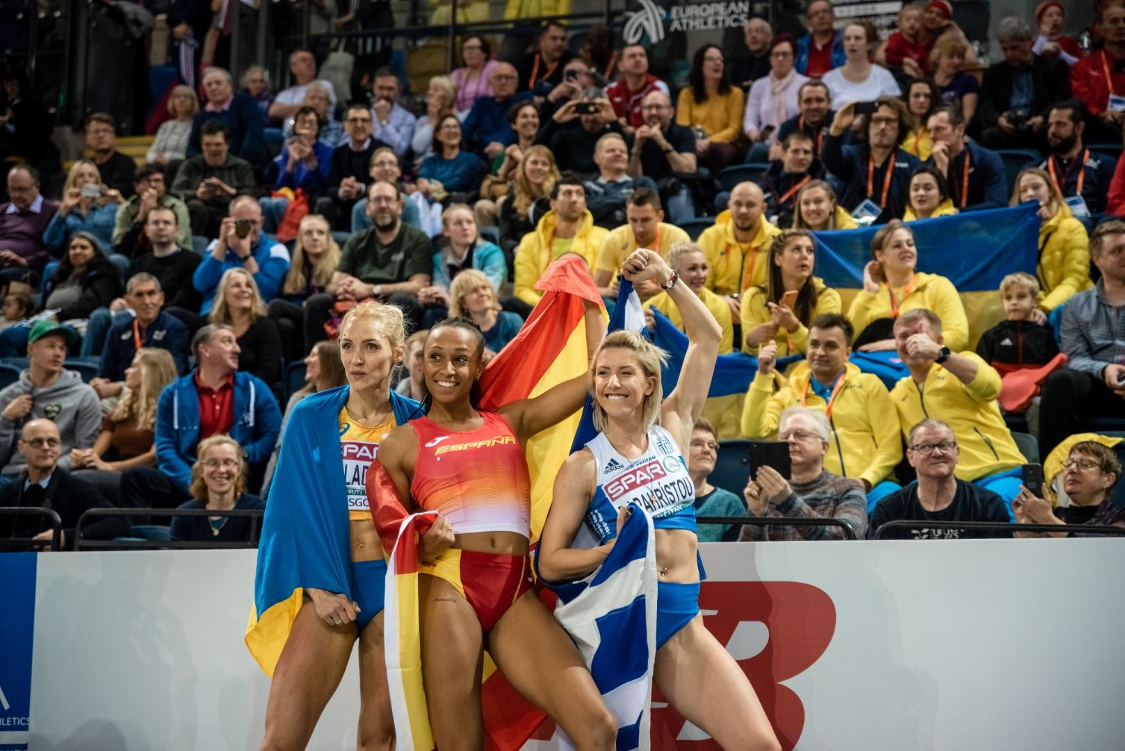Ana Peleteiro celebra el título con sus compañeras de podio