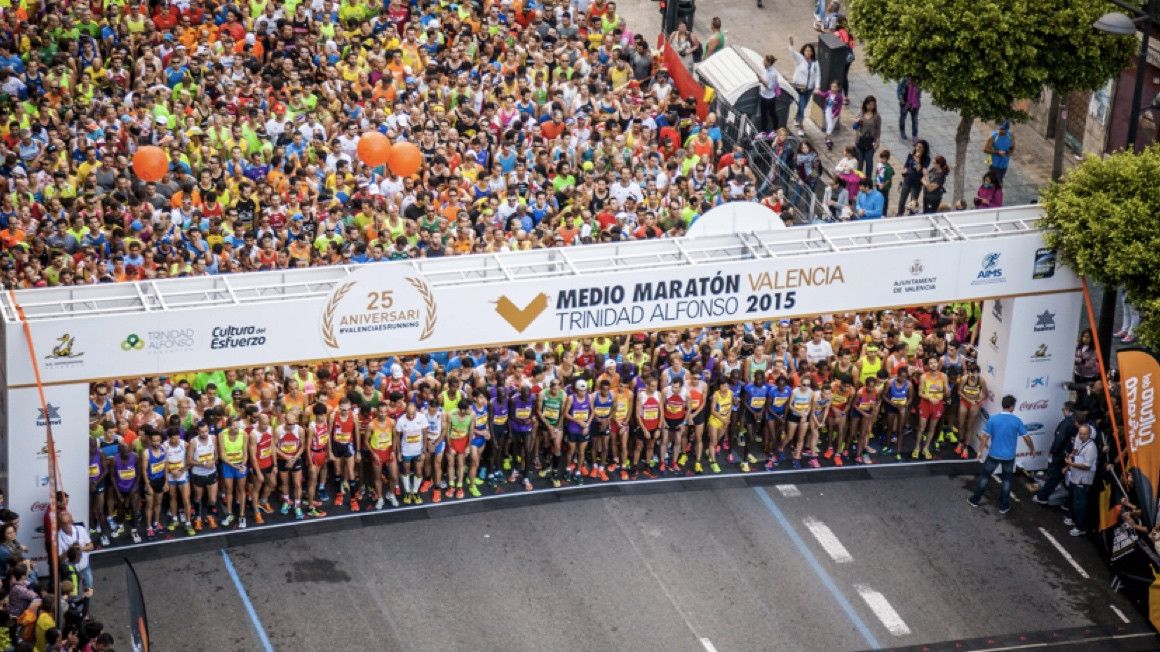 La alimentación y la hidratación son muy importantes para preparar una media maratón.