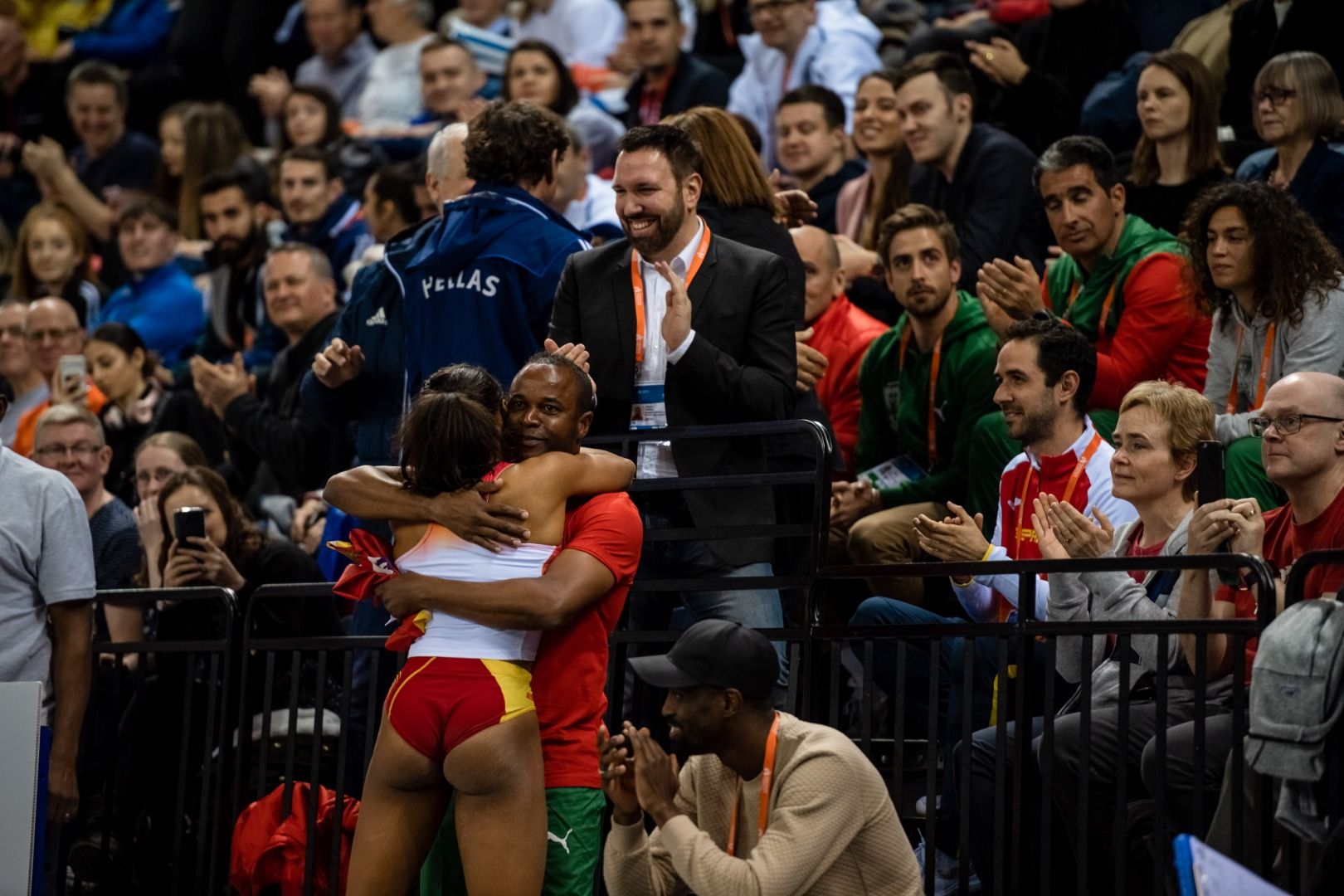 Ana Peleteiro celebrando el oro con su entrenador Iván Pedroso