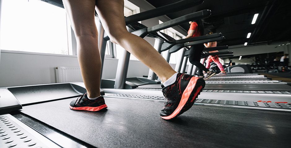 La razón por la que debes inclinar la cinta de correr