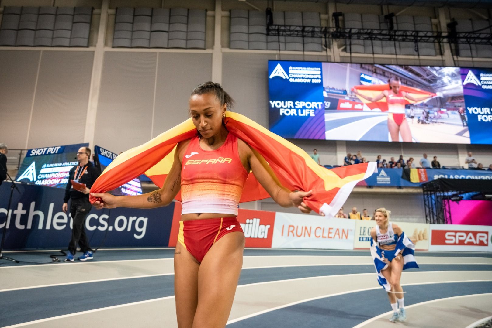 Ana Peleteiro en su vuelta de honor con la bandera de España