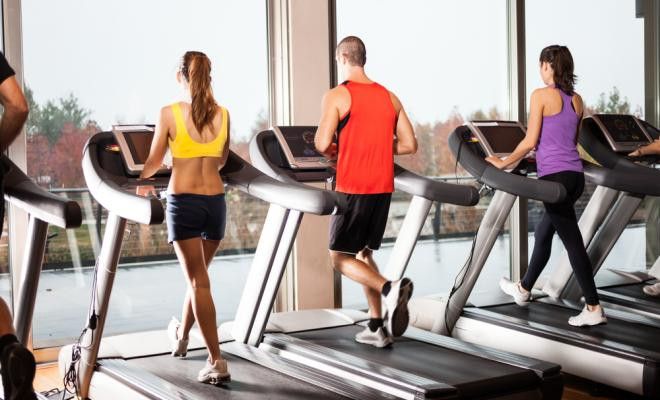  Por qué no debes correr o caminar agarrado en la cinta  